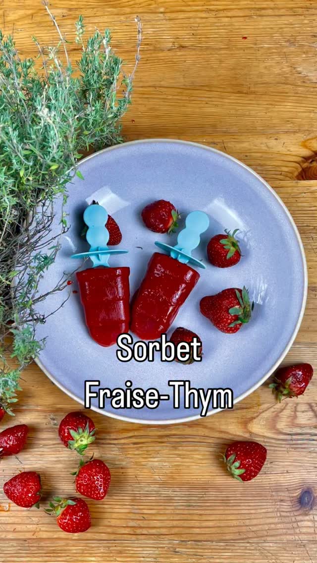 🍓 Sorbet Fraise & Thym 🌿

Un dessert fruité et surprenant, très rapide à réaliser, pour profiter des dernières fraises du jardin. Le thym apporte une touche aromatique délicate qui sublime la douceur naturelle des fraises.

🔸 Pour : 6 glaces

✨ Ingrédients
	•	300 g de fraises bien mûres, coupées en morceaux
	•	35 de miel
	•	1 g de thym séché (Thymus vulgaris)

👩‍🍳 Préparation
	1.	Placez tous les  ingredients – fraises, miel et thym – dans un blender

	2.	Mixez à puissance maximale jusqu’à obtenir une texture liquide.

	3.	Placez la purée dans des moules adaptés et laissez-la 2 heures au congélateur pour une texture onctueuse, ou laissez durcir au congélateur pour un sorbet plus ferme.

Il y a très peu de thym mais cela reste très parfumé. Il faut dire que j’ai utilisé le thym du jardin. Si bous aimez les parfums méditerranéens c’est à tester. (Et vite car j’ai dit adieu à mes fraises pour la saison)…

#SorbetMaison #RecetteFraîcheur #CuisineAvecDesPlantes #HerboristerieGourmande #CuisineSaisonnière #FruitsDEté #RecetteEstivale #SaveursDuJardin #AromatiquesEnCuisine #ThymFrais #RecetteNaturelle
#FraiseEtThym #FraiseAddict #PlantesEtFruits #SorbetNaturel #RecetteHerboriste #DessertSanté #GourmandEtSain #ThymusVulgaris #RecetteAuxPlantes #DouceurDété #HerbesCulinaire #herbalisme