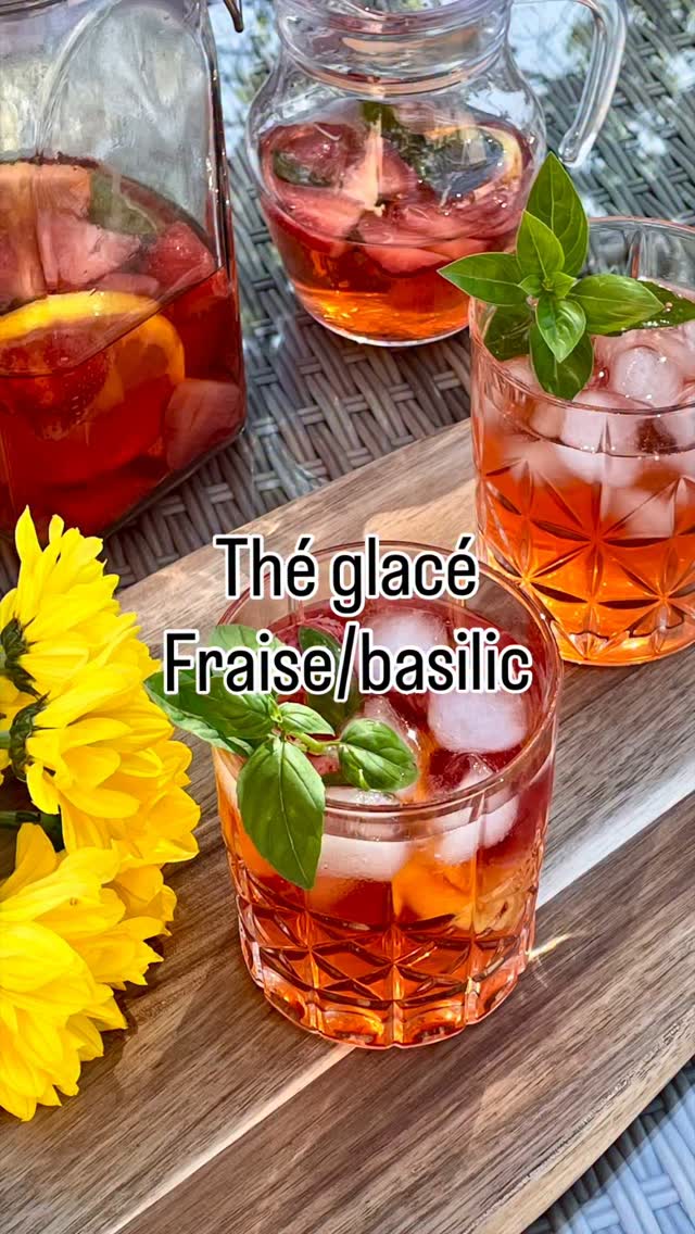 Il fait chaud, tellement chaud qu’une boisson fraîche et saine est la bienvenue.
Cette recette est délicieuse même si ce ne sont plus les fraises du jardin…
Pour le thé vous pouvez utiliser un thé que vous aimez. J’ai utilisé du thé vert gunpowder mais un thé noir (par ex ceylan) conviendrait très bien. Vous pouvez mettre le thé en vrac mais c’est moins facile pour le filtrer sans avoir à sortir les fruits, les remettre,…. J’ai utilisé des sachets de thé biodégradables, je n’ai qu’à les récupérer et les composter.
N’attendez pas plus de 48h car les fraises et le basilic peuvent pourrir.
Froisser le basilic permet de mieux en degager les huiles essentielles et arômes.

Ingrédients :
- 2 sachets de thé (2c àc de thé dans chaque)
- 1/2 citron jaune bio
- 8 fraises découpées 
- 6 feuilles de basilic
- 1 L d’eau

Instructions:
- Préparer et rincer les fraises, le basilic et le citron
- Placer les tranches de citron, les fraises, les feuilles de basilic froissées et les sachets de thé dans un contenant hermétique 
- Remplir le pot avec 1L d’eau
- Mettre au réfrigérateur pendant 12 à 24 h

Déguster bien frais.

Mes deux assistants en vedette s’appellent Watson (le cocker) et Suki (la dogue allemand). 😂 

#herboristerie #herbalisme #mocktail #icedtea #icedtealovers #faitmaison #boissonfraiche #infusionsetpotions #infusionbotanique #plantesmedicinales #remedenaturel #soinsnaturels #remedesnaturels #boissondété #basilic