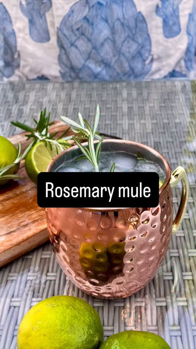 🌿Un mocktail classique herbacé et hyper rafraîchissant. Le léger goût de gingembre se marie très bien au romarin. 
Même si c’est un mocktail, on n’oubliera pas les bienfaits du romarin sur la cognition (mémoire, concentration,…) entre autres. 

Ingrédients pour un verre :
- 2 branches de romarin
- glaçons 
- 60 ml de ginger ale
- 60 ml de jus de citron vert
- sirop de canne
- 120 ml d’eau pétillante 

Instructions : 
- placez les branches de romarin au fond du verre en les émiettant
- rajoutez les glaçons, le ginger ale, le jus de citron vert et le sirop (à doser selon vos goûts)
- remplir d’eau pétillante 
- rajoutez une branche de romarin pour décorer 
C’est prêt!

Le ginger ale est maison. J’ai mis la recette que j’utilise sur le blog. Mais il faut être patient car cela met toujours deux/trois jours pour fermenter et pétiller.

#romarin #herbalisme #herborisme #mocktail #summermocktail #gingerale #boissonmaison #infusionbotanique #plantesmedicinales #faitmaison #diyboisson #moscowmule #boissonsansalcool